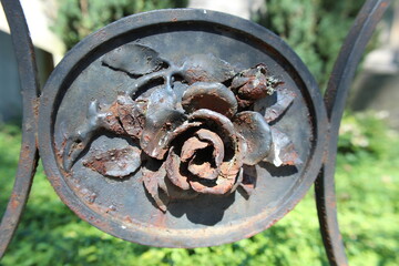 Eine alte handgearbeitet rostige Rose. Das Eisen bl&auml;ttert ab, der Zahn der Zeit nagt