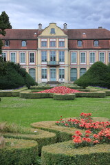 Pałac Opat&oacute;w w Gdańsku Oliwie, wybudowany w XV wieku w stylu gotyckim, rozbudowany w XVIII wieku w stylu rokoko.