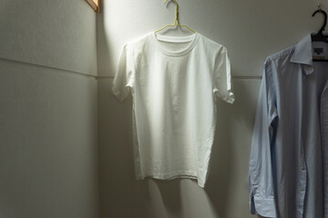One white T-shirt hung in the room.  Room, living room, room drying, laundry, etc.. 部屋にかけられた一枚の白いtシャツ。部屋、リビング、部屋干し、洗濯など