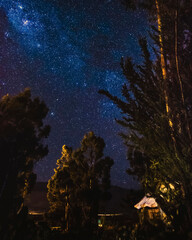 Obraz na płótnie Canvas fotografia nocturna, cielo azul con estrellas