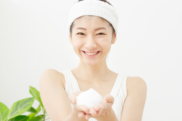 洗顔する女性