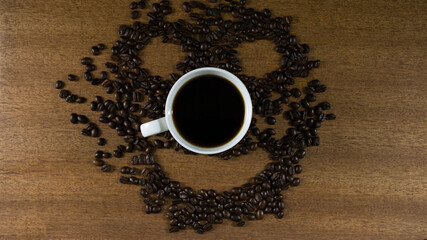 Taza de cafe caliente y granos de cafe