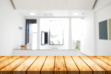 Obraz premium Empty wooden desk space and blurry background of home window for product display montage.