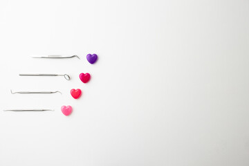 歯科用の器具と色とりどりのハート