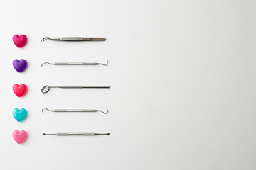 歯科用の器具と色とりどりのハート
