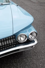 Foto op Canvas Verticale opname van een oude blauwe vintage auto © Martin Debus/Wirestock