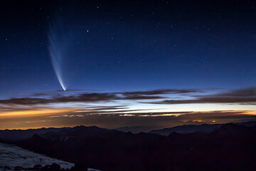 Bright comet in starry sky. Named for the astronomer who first spotted it, Comet McNaught had been unknown to science only four months earlier.   It won't be seen again until the 3400's. - obrazy, fototapety, plakaty