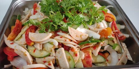 Vegetable salad, fruit, Vietnamese sausage, pork chops, chicken, corn is a spicy, colorful, appetizer and can lose weight.
