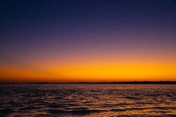 águas do rio sob o por do sol 