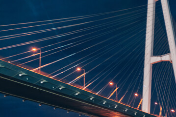 夜の橋の電線とライト