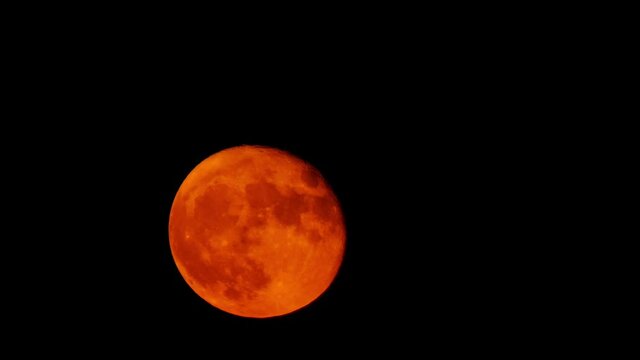 月の出　赤い月　月齢 15.4    2020年8月5日　三重県　日本