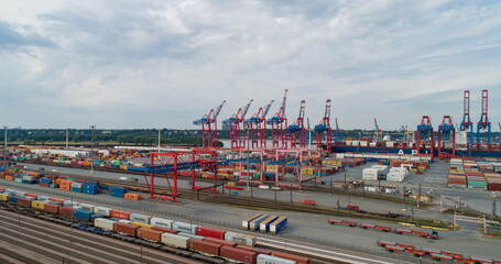 Luftaufnahme vom Container Terminal Eurogate Burchardkai in Hamburg, Beladen und Entladen von...