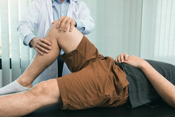 Obraz premium Physical therapists are using the handle to the patient knee to check for pain.