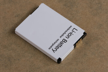 Ein weißer wiederaufladbarer Lithium-Akku (Li-ion Battery / Akku)