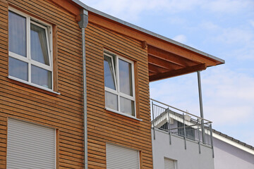 Wohnhausfassade mit Holzpaneelen
