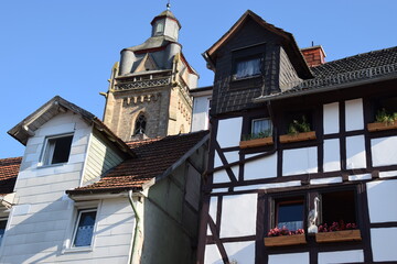 Fototapeta na wymiar Fachwerkhäuser in Bad Wildungen mit gotischer Kirche im Hintergrund