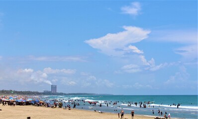 Fototapeta na wymiar Playa con gran número de turistas