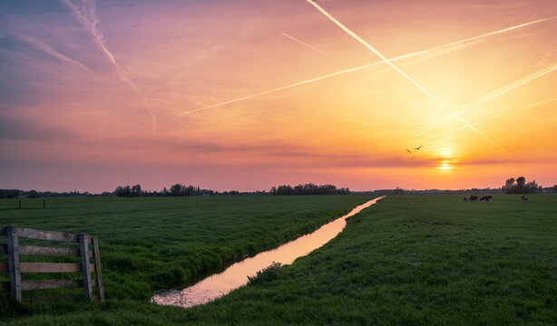 Beautiful shot of the sunset in Zoetermeer, Netherlands near Stompwijk and Zoeterwoude dorp