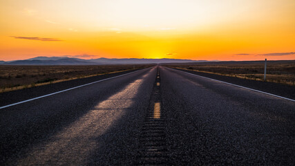 Fototapeta na wymiar Desert sunset on highway