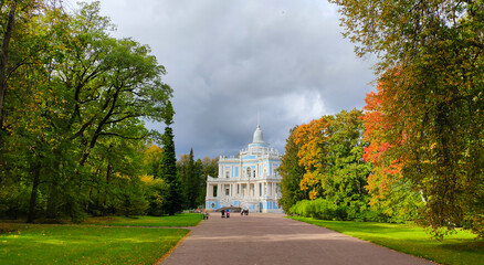 Fototapeta na wymiar palace in the park