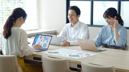 オフィスでミーティングする人々　ビジネスとチームワーク