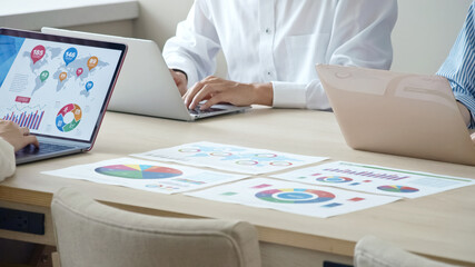 オフィスでミーティングする人々　ビジネスとチームワーク