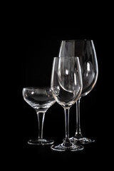 Silueta de copas de vino y champagne sobre fondo negro