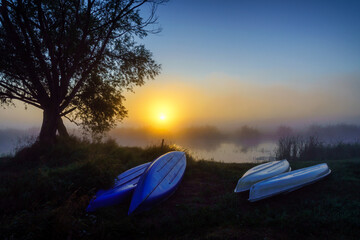 Piękny poranek z mgłami w Dolinie Narwi. Rzeka Narew, Podlasie, Polska  © podlaski49