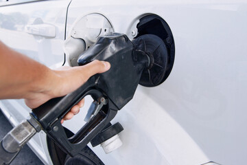 車にガソリンを入れる男性