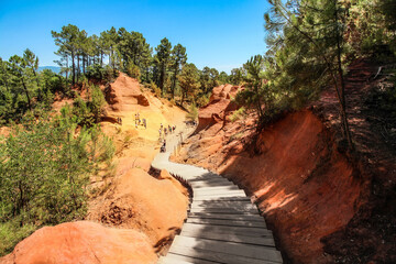 Le Sentier des Ocres in Roussillon, in Provence, south of France - obrazy, fototapety, plakaty