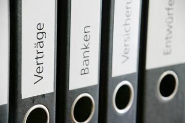 Eine Reihe mit Ordnern - Verträge, Banken