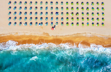 Tropischer Strand mit bunten Sonnenschirmen. Bild mit Drohne!