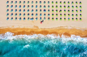 Glasschilderij Luchtfoto strand Tropisch strand met kleurrijke parasols. Foto met drone!