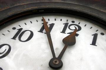 Alte Uhr zeigt fünf vor zwölf - 5 vor 12