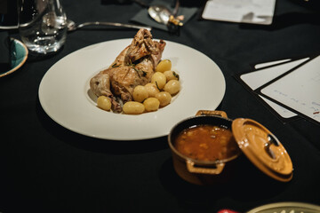 pollo guisado con ñoquis y salsa