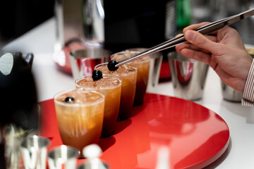 Barista preparando cocktails de café con adorno de uva