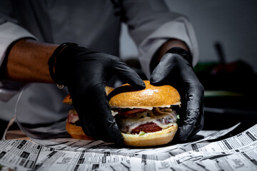 Manos de chef preparando sandwiches de hamburguesa