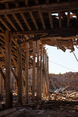 Estructura de madera de una de las naves abandonadas de las antiguas Salinas de Imón. Tomada en Imón, Guadalajara en julio de 2020.