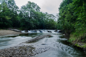 Obraz premium Kaskada na rzece 