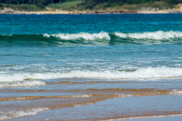 detalle de las olas en la orilla de la playa