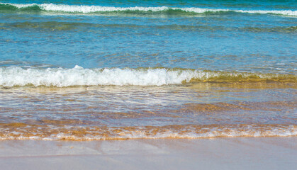 detalle de las olas en la orilla de la playa