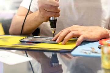 Obraz na płótnie Canvas Technician repairing the phone