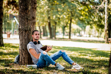 Obraz premium Man studying in the city park during the weekend