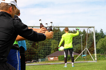 Alkohol am Spielfeldrand bei Jugend-Fu&szlig;ballspiel