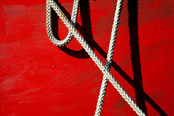 Schiffsteil in Rot mit Seil