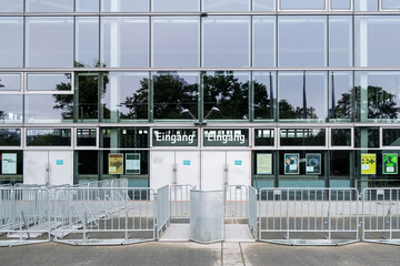 Geschlossene Türen an der Max-Schmeling-Halle in Berlin.