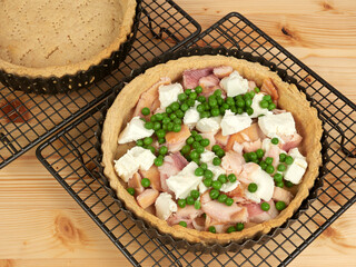 Filling a smoked trout, goat cheese and green peas quiche
