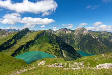 Fototapeta na wymiar Schochenspitze - Tannheimer Tal - Alpen - Bergsee - Vilsalpsee