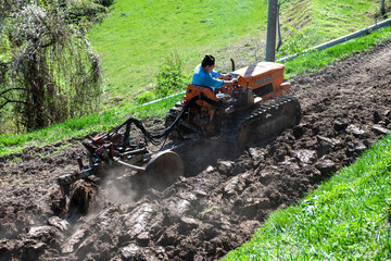 TRATTORE AGRICOLO CINGOLATO