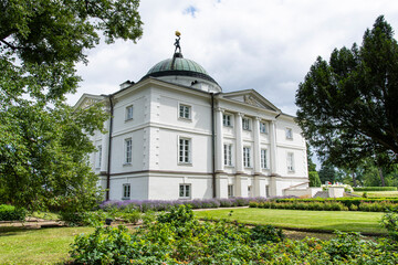 Fototapeta na wymiar The palace in Lubostron, Poland